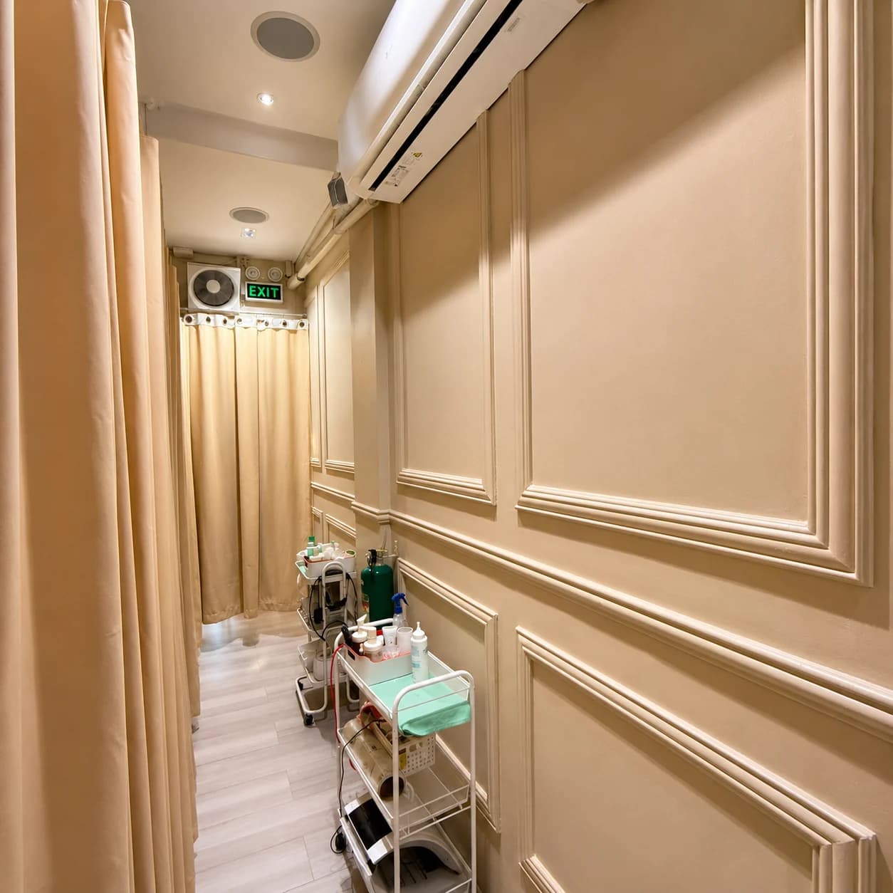ESCLARE Naga treatment hallway with warm framed wall mouldings